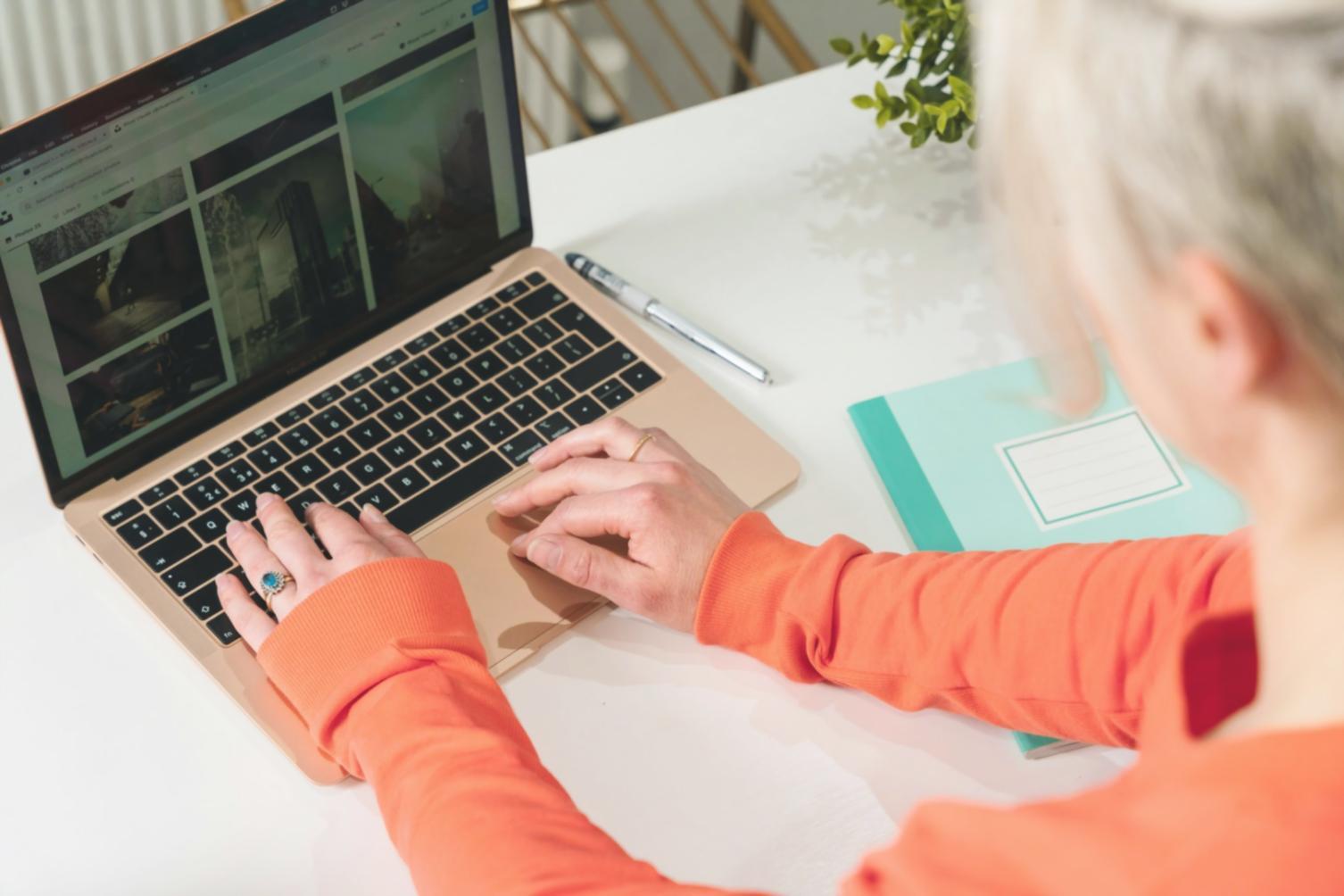 Teilnehmerin arbeitet an SEO-Analyse am Computer